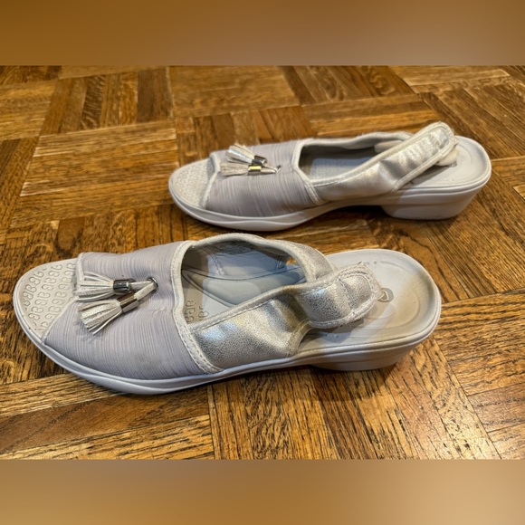 Cute silver/gray slip-on sandals from Bzees, size 9.5 - Picture 3 of 8